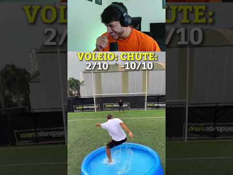 banheiristas chutando dentro de uma piscina