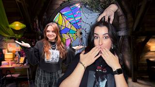 Wir besuchen das ECHTE Netflix Set von WEDNESDAY mit MORTICIA ADDAMS & THING!! 😳🐦‍⬛