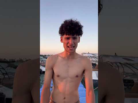 لما تروح البحر انت واخوك الصغير 😂