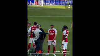 Arteta orientando os jogadores, durante o 1º tempo.