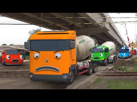 Wow Ada Truk Kontainer Besar, Truk Tangki, Truk Molen, Bus Telolet Mirip Tayo Dan Teman Temannya 🚒🚍🚚