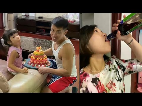 Mẹ không mua bánh cho con gái nên bố làm cho con một chiếc bánh trái cây khổng lồ  video vui nhộn