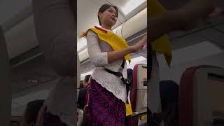 Pramugari Batik Air Sedang Memperagakan Alat Keselamatan