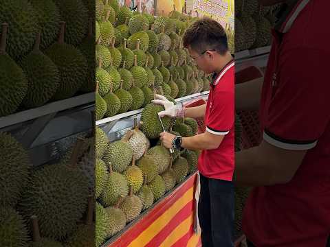 Durian Heaven! The Most Popular Durian Shop in Malacca - Fruit Cutting Skills