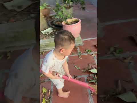 Bé yêu 20 tháng tuổi giúp bà quét sân