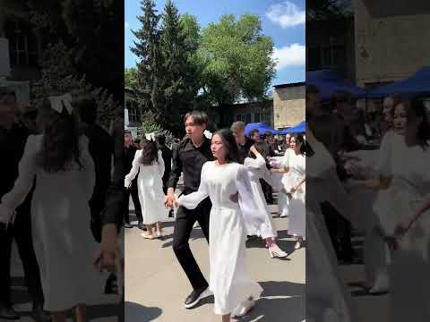 так жалко девочку 🥹 #выпускной