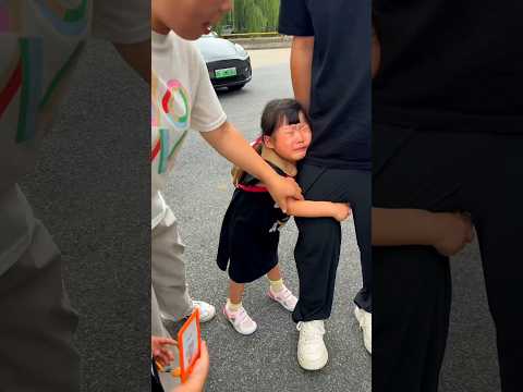 देखो ये बच्ची अपने पापा से कितना प्यार करती है ~ 😱😰 #shorts #youtubeshorts #trending #shortvideo