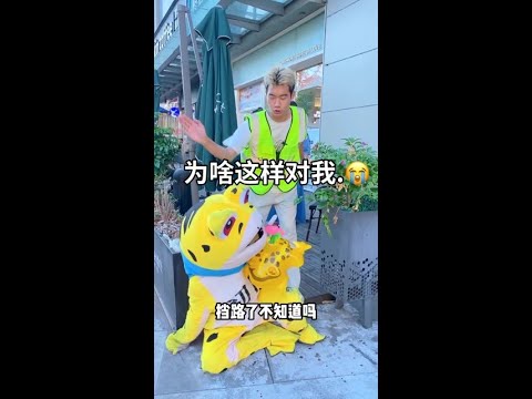 对不起 我不应该挡你们路…#网红青蛙 #夏日气象剧 #青蛙人偶 @快手热点(O40300129) @快手搞笑(O40300109)