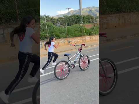Ella lo hace ver fácil !!😱😱 #bikelife  #wheelie  #bikers  #bikelife