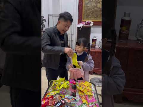 Bố nói để cho anh mang đi học, còn con… chỉ biết nhìn.😭