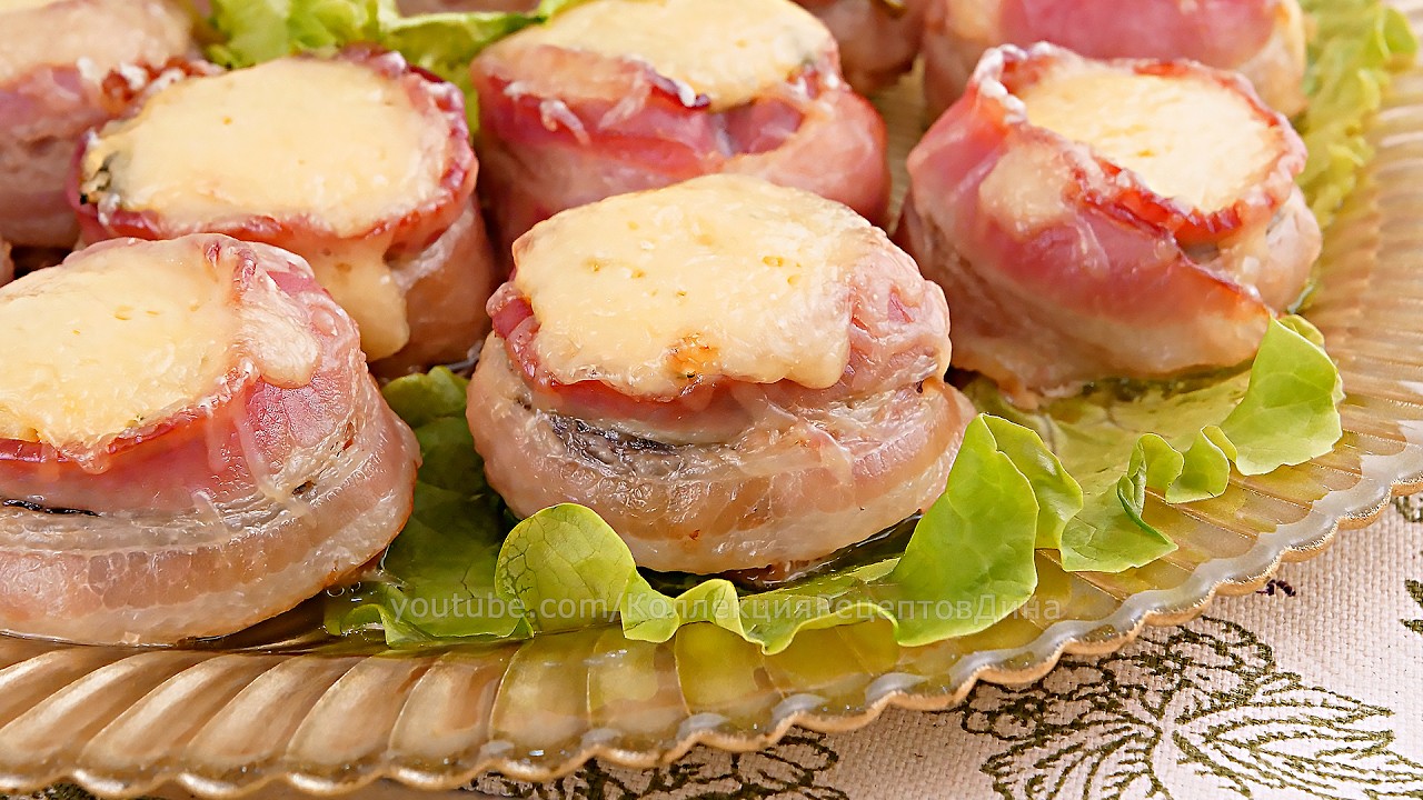 Шампиньоны в беконе с адыгейским сыром, чесноком и зеленью. Сочная горячая закуска из грибов!