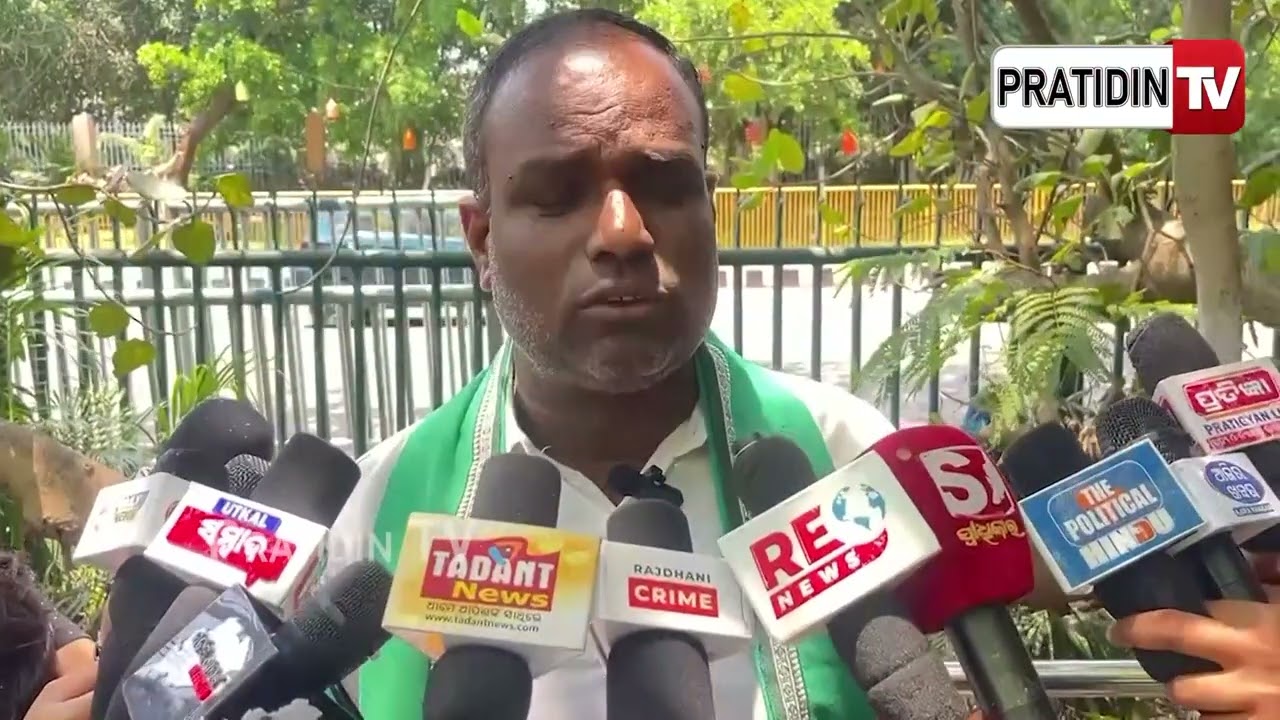 BJD କଣ ନଡ଼ିଆ, ଦୁଇଫାଳ ହେଇଯିବ ? BJD is only Naveen Patnaik, don't discuss split in BJD rumours. bbsr.