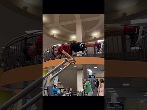 Calisthenics Athlete Enters in the Public Gym😈🔥#planche #motivation #calisthenics #reaction