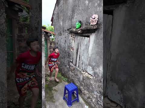Thử thách lấy mặt nạ trên cao | High-altitude mask challenge #shorts