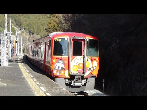 赤いアンパンマン列車が大杉駅に到着