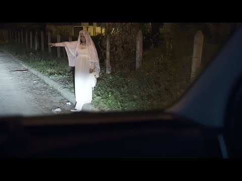 Una dama de blanco hizo parar a este chofer de bus, sin imaginar lo que él iba a descubrir.