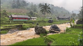 Takut Banjir Tapi Bikin Betah‼️Suasana Hujan Deras Di Kampung Terpencil | Perbatasan Cianjur & Garut
