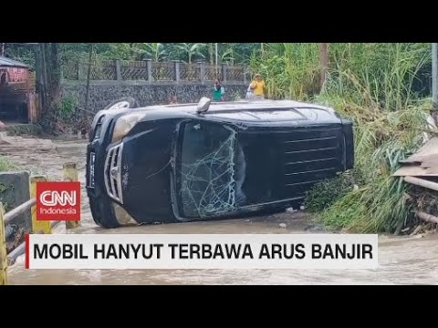 Mobil Hanyut Terbawa Arus Banjir