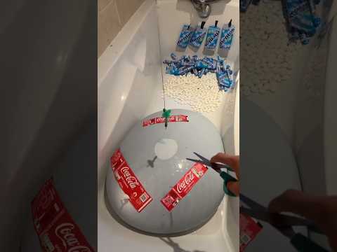 ¡Este hombre mezcla coca mentos en una bañera! 😱💥
