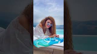 ميريام فارس في لقطه جميله اثناء تقديمه اغنيه جديده الساحل الشمالي