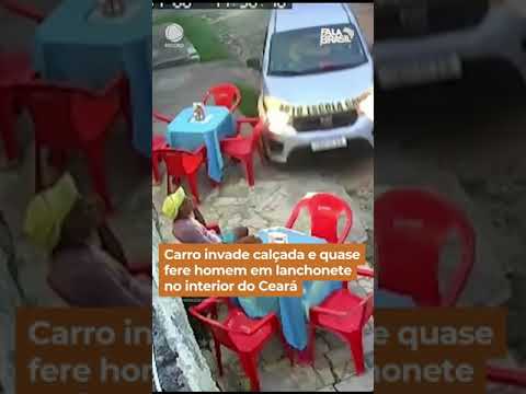 Carro invade calçada e quase fere homem em lanchonete, no interior do Ceará #FalaBrasil #Shorts