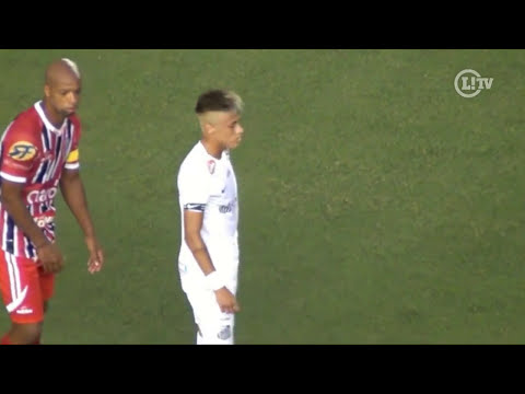 Neymar inova em chapéu