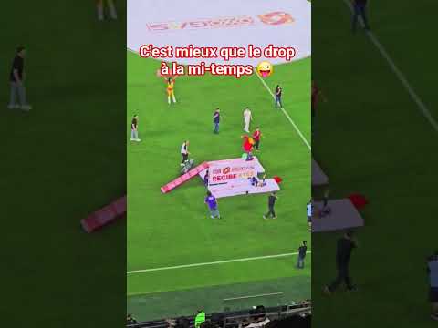 L'excellente animation à la mi-temps d'un match de football 😂Mieux que le #rugby ? #humour #insolite