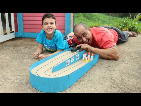 LUCAS E PAPAI BRINCAM com BOLICHE FEITO DE PAPELÃO