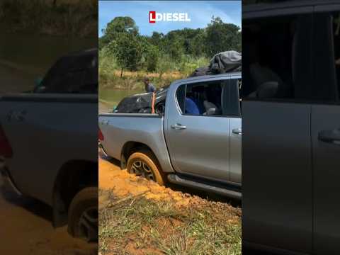Hilux versus Amarok tirando barco do rio!! quem será que sai melhor neste desafio!!