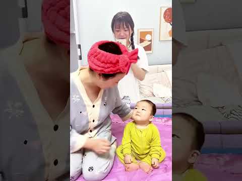 baby playing with mom is so funny ๐๐๐๐๐่ตคใกใใใใใใจ้ใใงใใฆใใจใฆใ้ข็ฝใ
