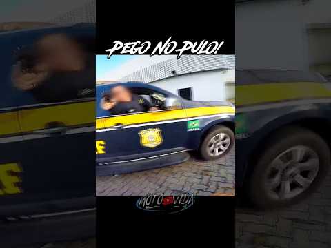 PEGO NO PULO! #fuga #policia #motociclista #pinote #moto #fyp