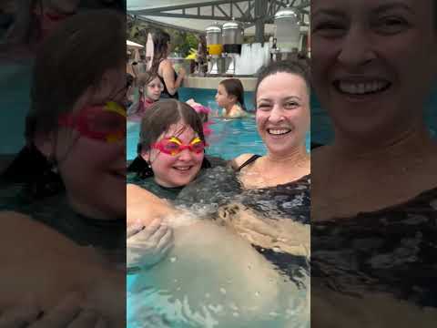 Querer sair com os cabelos ilesos da piscina é missão impossível #youtubeshorts #shorts