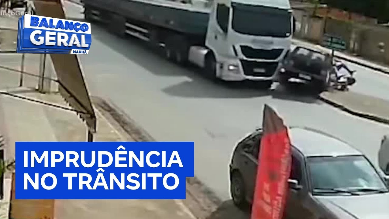 Carro tenta fazer conversão proibida e provoca acidente com caminhão e moto