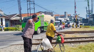 BAWA UANG BANYAK SEKALI..?BUAT DAFTAR LURAH. SEORANG KAKEK DITEMUKAN MALAH DIBIARKAN JALAN LAGI .