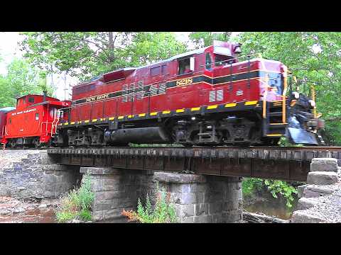 Freshly Painted EMD GP9u on New Hope & Ivyland Railroad