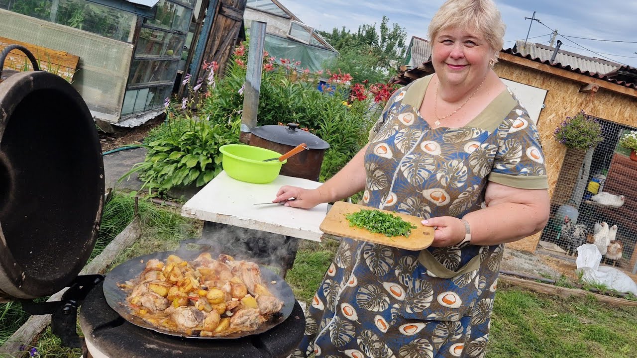Обед на садже и с дымком получается всегда вкусно. Каждый занимается своей работой.