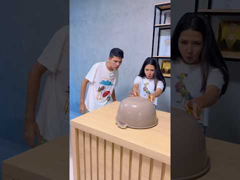 Pegue o dinheiro sem encostar em nada #humor #comedia #memecasal #casal