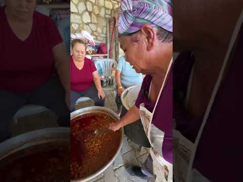 Datça köy düğününde koca kazanlarda keşkek yapıyorlar