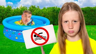 Bố của Nastya chỉ cho bọn trẻ các quy tắc an toàn ở hồ bơi
