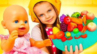 Maya helps mom to make a toy unicorn cake for baby dolls' party and other friends.