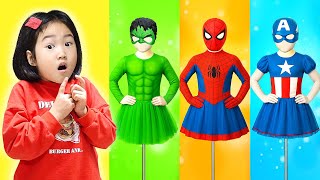Los niños convierten en superhéroes con trajes mágicos