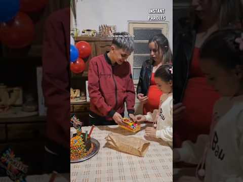 Ce garçon partage ses chocolats puis découvre une deuxième surprise d’anniversaire #shorts