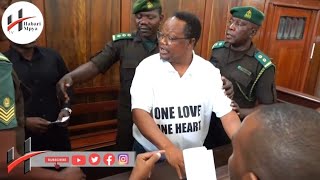 TUNDU LISSU AKINUKISHA MAHAKAMANI, MVUTANO MKALI na POLISI WAIBUKA, ADAI KUZUIWA KUONGEA na MAWAKILI