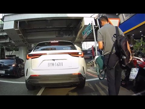 唐哥說不要那麼固執好不好？已經打方向燈了欸（開聲音）（車號：BYM-1611）