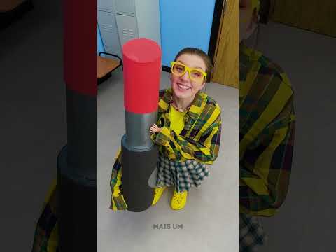 Menina Mini com um BATOM GIGANTE ?