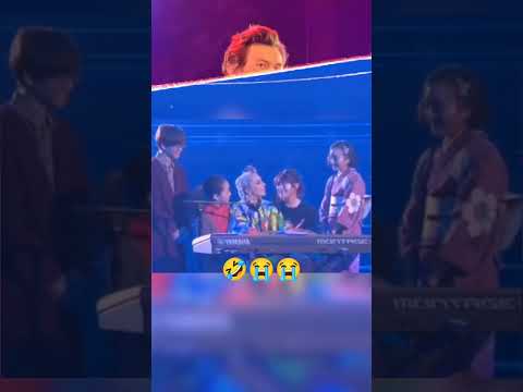 The Best and Funniest Times Singers Handed Fans the Mic🤣 #shorts