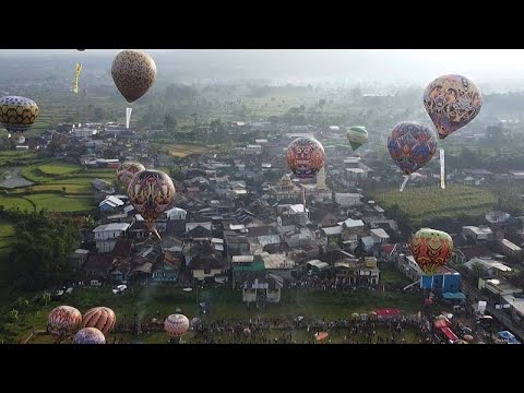 Ινδονησία: Με πολύχρωμα αερόστατα γέμισε ο ουρανός της Ιάβας