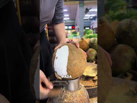 mengupas kelapa super bersih