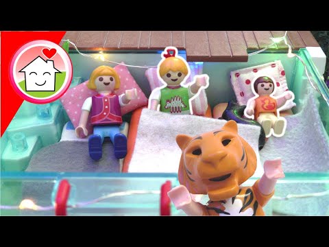 Playmobil Familie Hauser - Anna und Lena uebernachten im Pool - Poolparty
