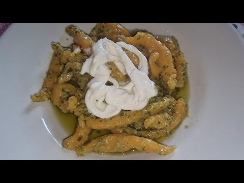 Strascinati di zucca con pesto e stracciatella